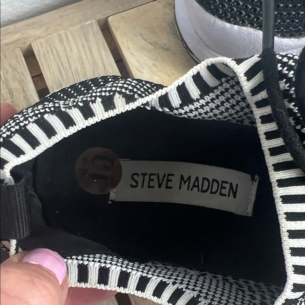 Steve Madden Women’s Monochrome Knit Sneakers Size 10 - Picture 2 of 6